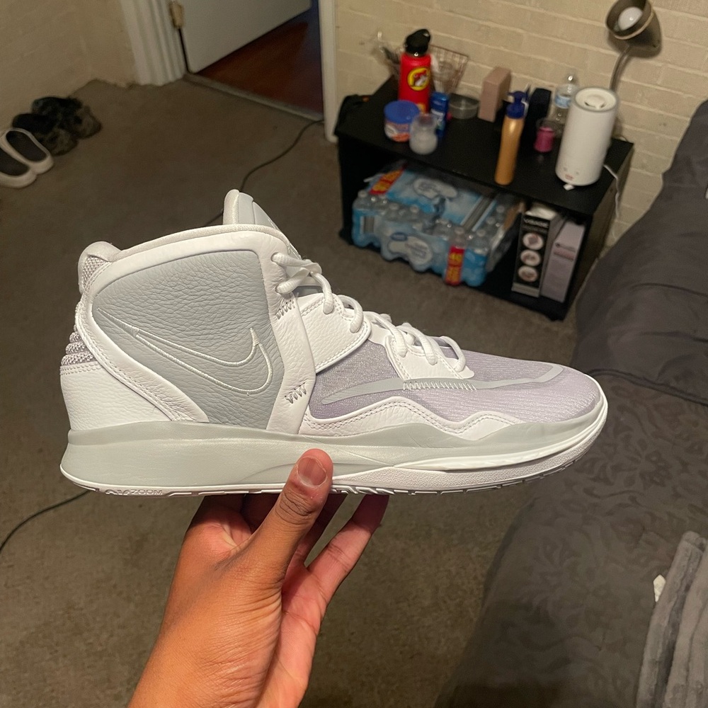 Nike Men’s Kyrie “Infinity” TB Basketball Shoe “wolf grey”